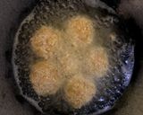 Foto langkah ke 6 dari resep Bola-bola nasi keju.