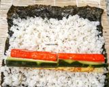Foto langkah ke 4 dari resep Simple Maki Sushi Roll.