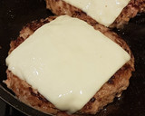 Foto del paso 6 de la receta: Chip Burger con queso fundido, huevo y cebolla caramelizada