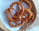 A picture of step 2 of Onion ring pakora.