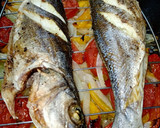 Foto del paso 6 de la receta: Lubina al horno con guarnición🐟🐟🐟🍅🍅🥔🥔🧅🧅