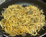 Foto del paso 1 de la receta: Espagueti nero con langostinos y gulas