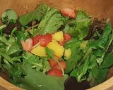 Foto del paso 1 de la receta: Ensalada de brotes tiernos, fresas y vinagreta de mango