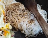 Foto langkah ke 4 dari resep Bihun Goreng Ayam (pakai bihun instan).