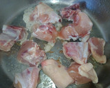 Foto del paso 3 de la receta: Pollo en salsa con aceitunas verdes y jamón
