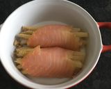 Une image de l'étape 1 de Roulades de saumon fumé aux asperges, sauce aux crevettes et au chèvre frais.