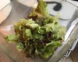 Une image de l'étape 5 de Salade de batavia rouge aux tomates séchées,olives multicolores et feta grecque.