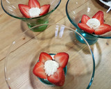 Foto del paso 4 de la receta: Vasitos con sorpresa de fresa!!