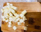 Hình bước làm 3 của món Vào bếp cùng con: bánh khoai tây bọc phô mai chiên (potato mochi) cho ngày mưa hoặc không