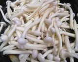 Gambar langkah 1 resipi Shimieji Goreng Bijan.