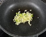 Foto langkah ke 3 dari resep Pork Stir Fry Beansprouts on Lettuce (Lettuce Siram Tumis Babi Toge).