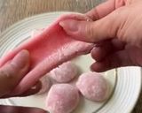 Foto langkah ke 5 dari resep Strawberry Mochi Bites.