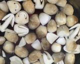 Hình bước làm 2 của món Canh Rau Chùm Ngây Nấu Nấm Rơm