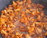 Фото кроку 1 до Смажені лисички з овочами.