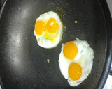 Foto del paso 5 de la receta: Salteado de espárragos de temporada con gamba congelada, pechuga de pollo y huevos de codorniz