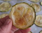 Foto del paso 3 de la receta: Snack saludable de zucchini 🥒Zapallito largo horneado con aceite de oliva virgen extra y especias
