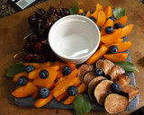 Foto del paso 2 de la receta: Fruta de temporada con crema suave de sésamo negro y chocolate