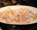 Foto del paso 2 de la receta: Pollo saltado con hongos shiitake y repollo chino