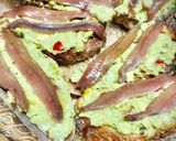 Foto del paso 4 de la receta: Tostas caseras de guacamole con anchoas