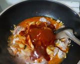 รูปขั้นตอนการทำที่ 4 ของ ข้าวผัดกิมจิ:สะโพกไก่หั่นชิ้น