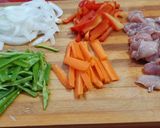 Foto del paso 1 de la receta: Bocaditos de pollo al vino con verduras y tomatitos cherry