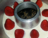 Foto del paso 6 de la receta: Gelatina de yogur y queso bañada de frutos