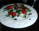 Foto del passaggio 12 della ricetta Bocconcini rinfrescanti al cetriolo con Certosa, pomodorini ed erba cipollina