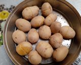 A picture of step 1 of Kashmiri dum aloo.