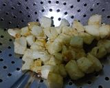 Foto langkah ke 2 dari resep Sambal goreng kentang putih telur.