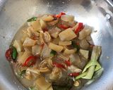 Foto langkah ke 2 dari resep Oseng Kulit Sapi Pedas Manis.