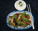 Foto del paso 4 de la receta: Hígado salteado con vainas de arvejas verdes y salsa teriyaki