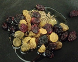 Foto del paso 4 de la receta: Salmón frito y salteado de alcachofas con frutos secos y anís