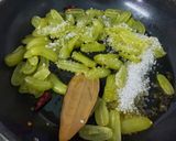 A picture of step 2 of Grapes Chutney.
