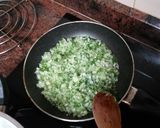 Foto del paso 3 de la receta: Buñuelos de merluza, pota y palitos de cangrejo