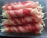 Hình bước làm 1 của món Ba chỉ bò cuốn nấm kim châm