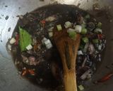 Foto langkah ke 5 dari resep Cumi Hitam Tumis.