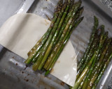 Foto del paso 4 de la receta: Espárragos envueltos en masa de hojaldre al horno gratinados y hamburguesa de merluza