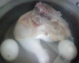 Foto del paso 1 de la receta: "Pollo hervido con ensalada fresca de Rúcula huevo y Cherry"