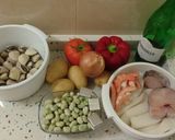 Foto del paso 1 de la receta: Guiso de pescado y marisco con habas y patatas
