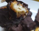 Foto del paso 3 de la receta: Palito Helado de Banana con Baño de Dulce de Leche, Cereales y Chocolate