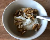 A picture of step 2 of Yoghurt, honey and walnuts.