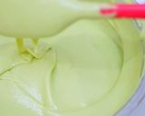 Foto langkah ke 4 dari resep Strawberry Matcha Roll Cake.