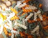 A picture of step 10 of Masala chole pasta.