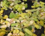 Foto del paso 4 de la receta Revuelto picante de gulas y puerro