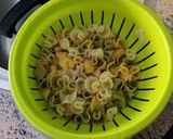 Foto del paso 1 de la receta: Pasta fría con salmón ahumado y queso fresco