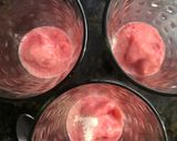 Foto del paso 2 de la receta: Frapucchino de frutilla sencillo🍓🍓🍓🍸