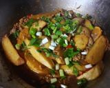 Foto langkah ke 5 dari resep Tumis Kentang Ayam Cincang.