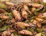 Foto langkah ke 4 dari resep Cumi Asin Tumis Kecap & Cabe Ijo #masakanIndo.