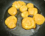 A picture of step 3 of Egg pkoda.