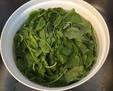 Une image de l'étape 1 de Pesto de fanes de radis au fromage corse.